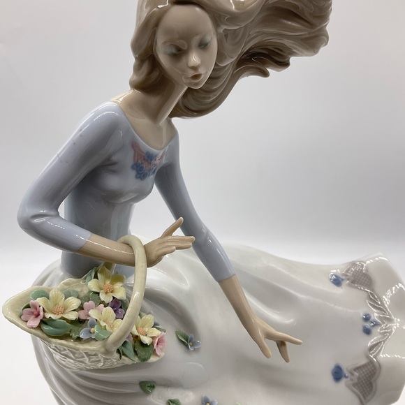 LLADRÓ PETALS IN THE WIND PORCELAIN FIGURINE - Picture 3 of 10